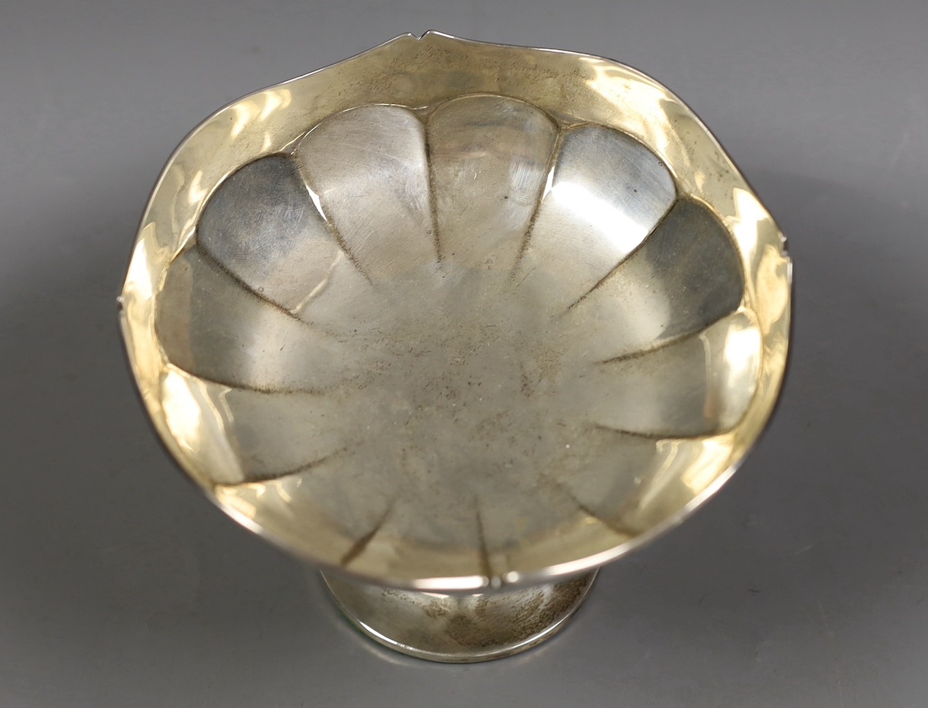 A George V silver pedestal bowl, Birmingham, 1921, height 10.8cm, weighted.